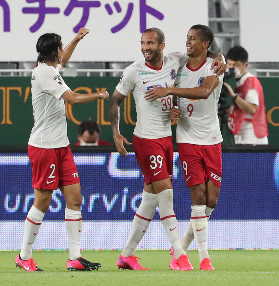 4日の神戸戦で2得点を挙げた広島FWレアンドロ・ペレイラ（中央）