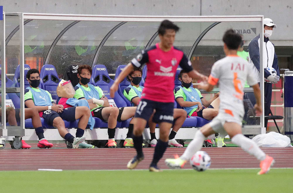 ＜C大阪・清水＞　前半、ベンチで試合を見守るビリケンさん（左から2番目）　（撮影・後藤　大輝）