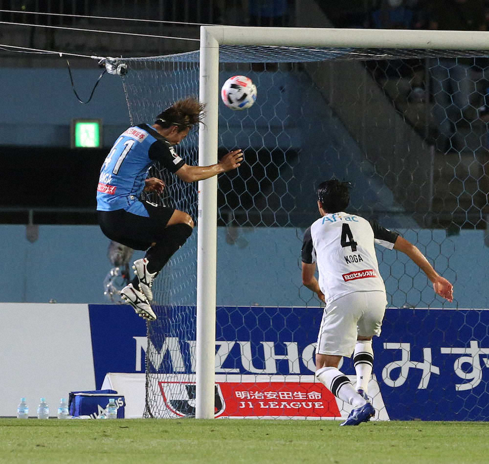 【画像・写真】＜川崎F・柏＞前半、自身1得点目のゴールを決めた川崎F・家長（左）（撮影・西海健太郎）