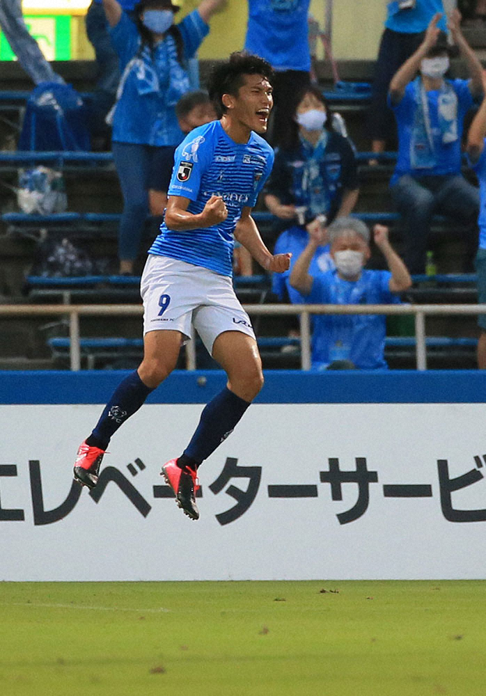 12日の仙台戦の前半、先制ゴールを決めた横浜FCの一美は喜び爆発