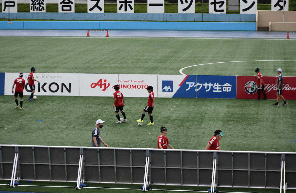 合宿で練習を行うブラインドサッカー男子日本代表選手たち