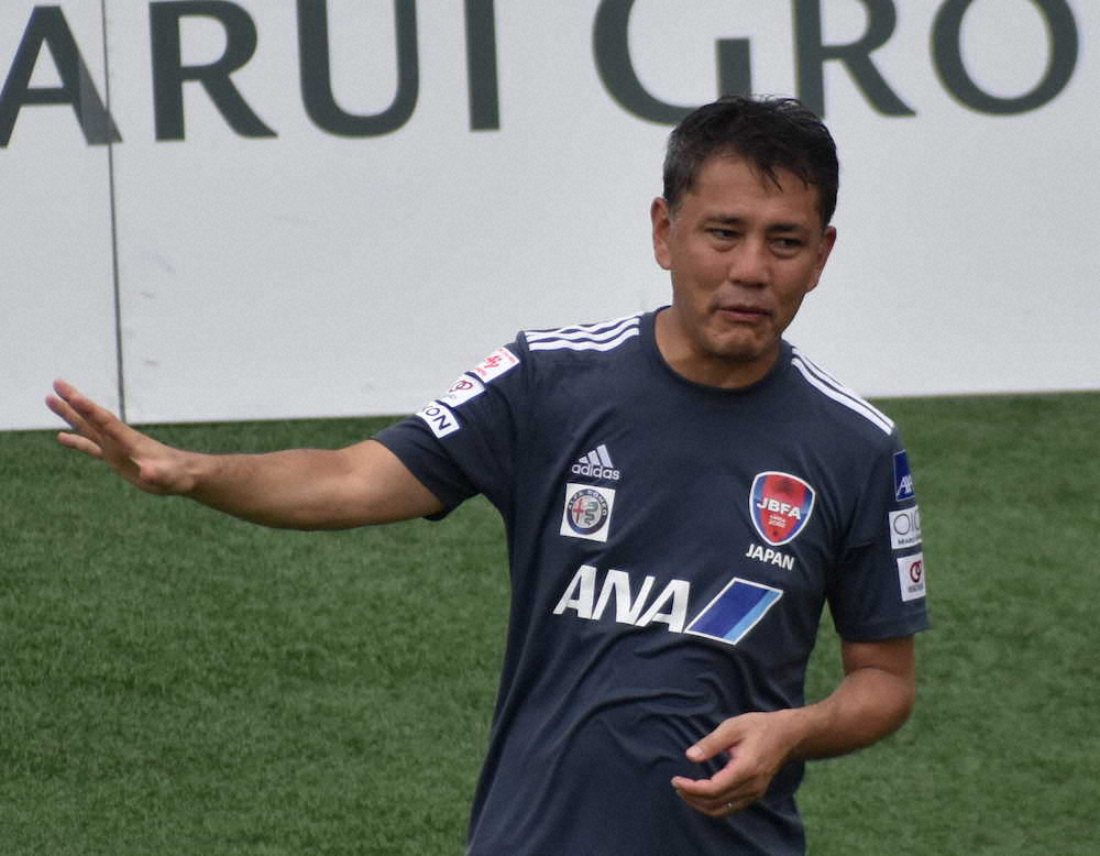 選手に指示を出すブラインドサッカー男子日本代表・高田監督