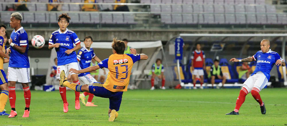 ＜仙台・横浜＞後半、横浜のマルコス・ジュニオール（右端）はゴールを決める（撮影・西尾　大助）