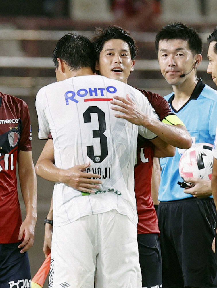 G大阪 昌子 マジで寂しいわ 引退の内田と試合後に抱擁 先輩の闘志を目に焼き付けた スポニチ Sponichi Annex サッカー