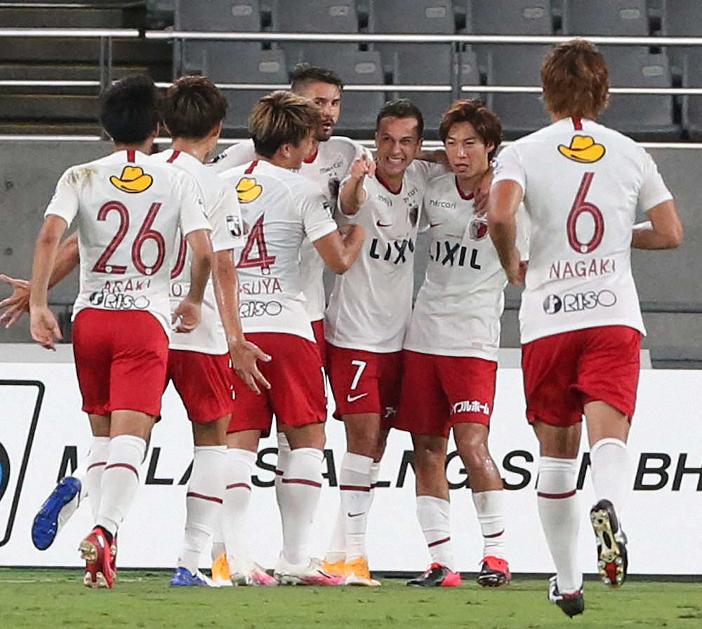 ＜FC東京・鹿島＞後半、ゴールを決めた鹿島・ファン・アラーノ（右から3人目）はイレブンと喜ぶ（撮影・西海健太郎）