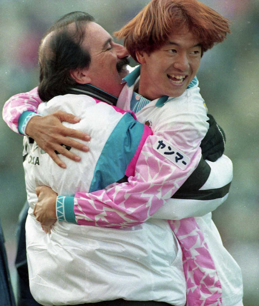 1995（平成7）年3月18日の広島・C大阪延長後半8分、C大阪・山橋貴史（右）がVゴールを決め、C大阪の記念すべきJリーグ1号ゴール