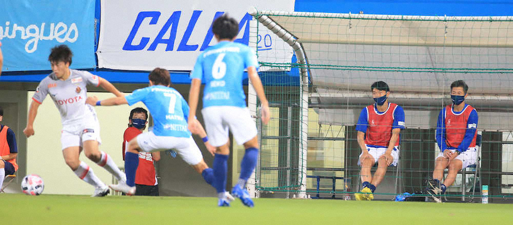 【画像・写真】＜横浜FC・名古屋＞前半、試合を見つめる横浜FC・三浦（右端）と瀬沼（右から2人目）（撮影・西尾　大助）