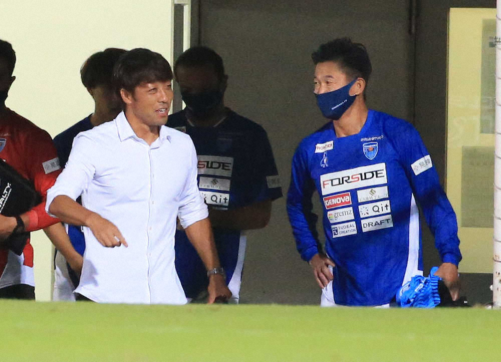 【画像・写真】＜横浜FC・名古屋＞試合前、下平監督（左）と言葉をかわす横浜FC・三浦（撮影・西尾　大助）