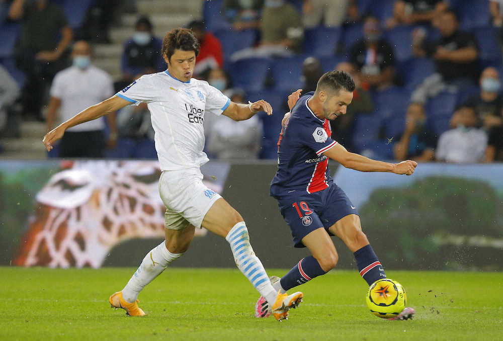 【画像・写真】パリSG戦でフル出場し守備で奮闘したマルセイユDF酒井（左）（AP）