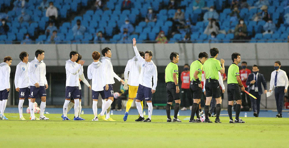 先発出場の横浜FC・三浦はファンの声援に応える