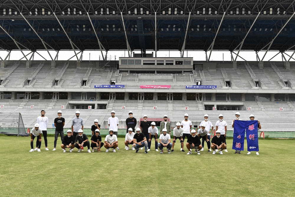 改修中の桜スタジアムで記念撮影をするC大阪の選手たち
