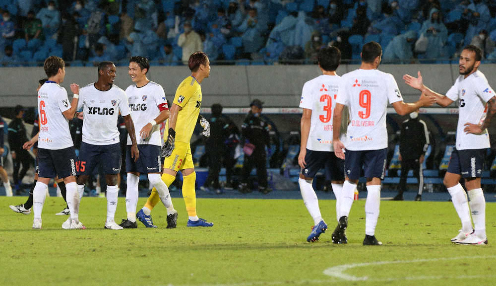 ルヴァン杯準決勝で川崎Fに勝利し、喜ぶFC東京イレブン