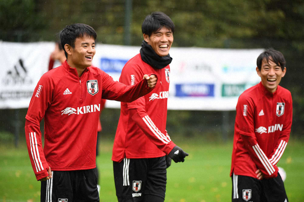 ＜日本代表練習＞笑顔で練習する（左から）久保、冨安、三好（JFA提供）