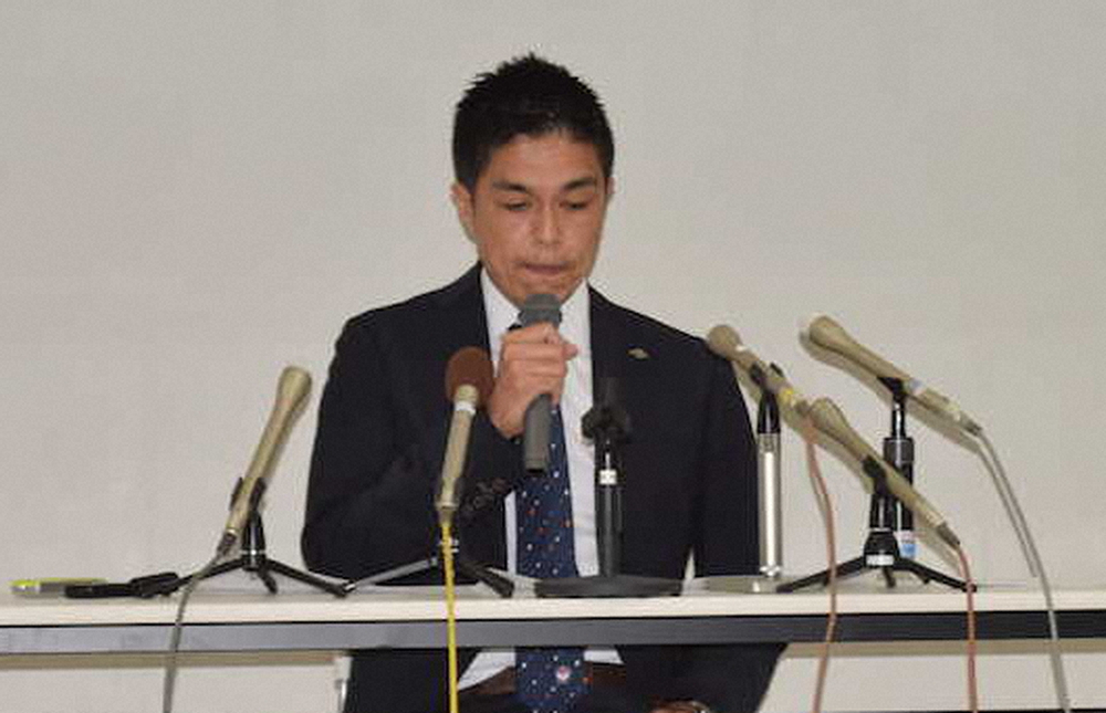 記者会見の途中で神妙な表情を見せる新潟・是永社長