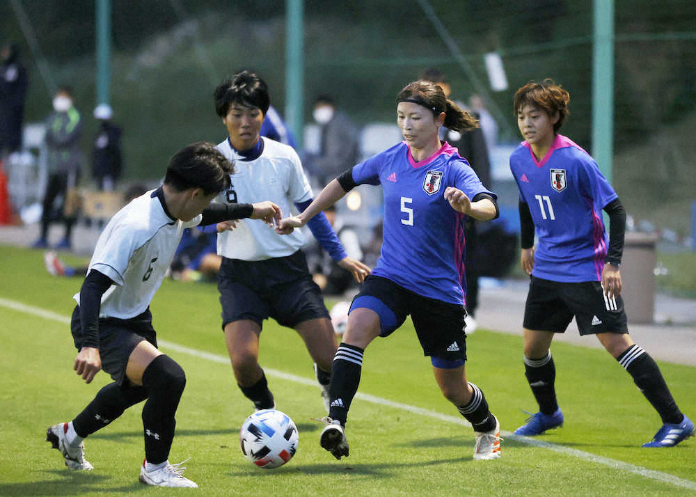 福島・ふたば未来学園高の男子との練習試合で、競り合う鮫島（5）