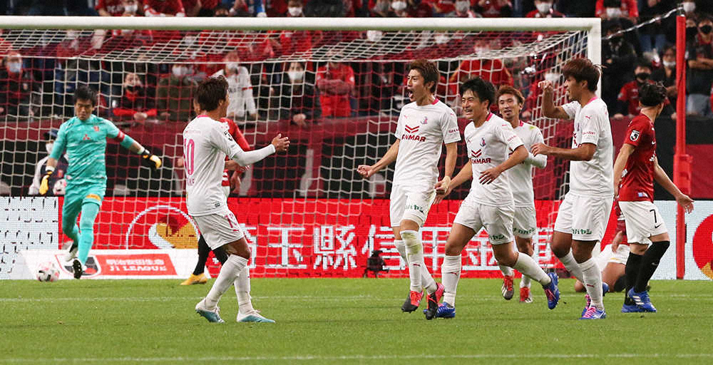 【画像・写真】＜浦和・C大阪＞前半28分、先制ゴールを決め喜ぶ豊川（左から3人目）（撮影・西海健太郎）