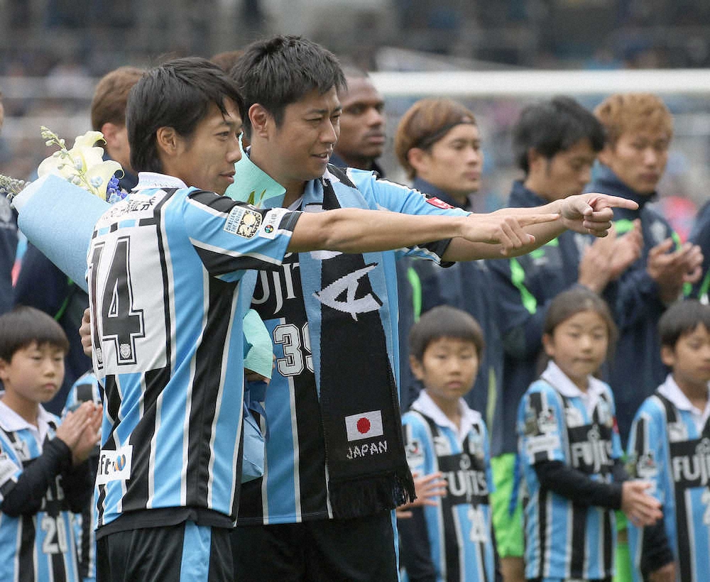 2016年3月5日の湘南戦の試合前、ポーズを決めるパンサー尾形と中村憲剛（手前）