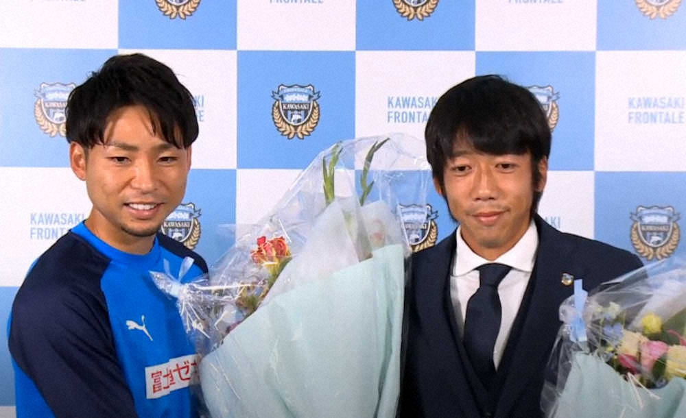オンラインの引退会見で小林悠（左）から笑顔で花束を受け取る中村憲