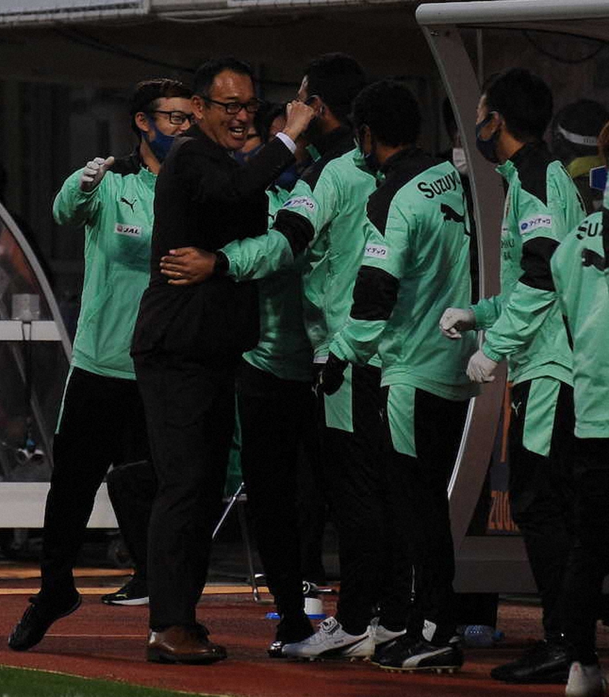 初陣を勝利で飾りコーチ陣と喜ぶ清水・平岡新監督（左から2人目）