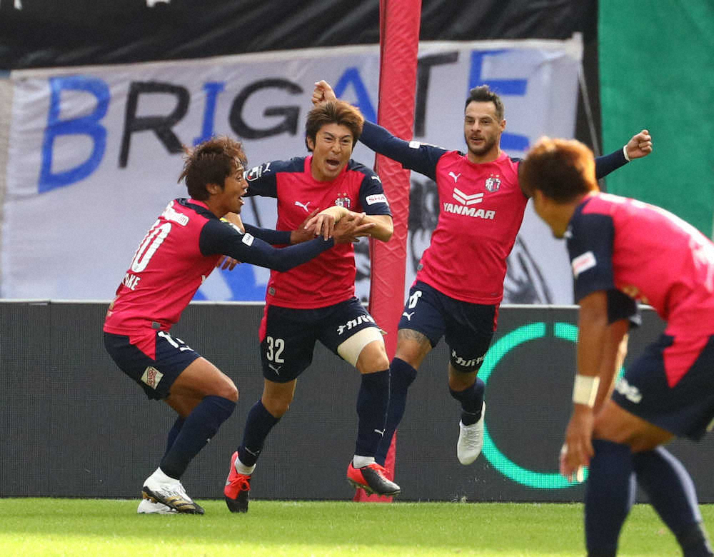 前半、同点ゴールを決め雄叫びを上げるC大阪・豊川（左から2人目）