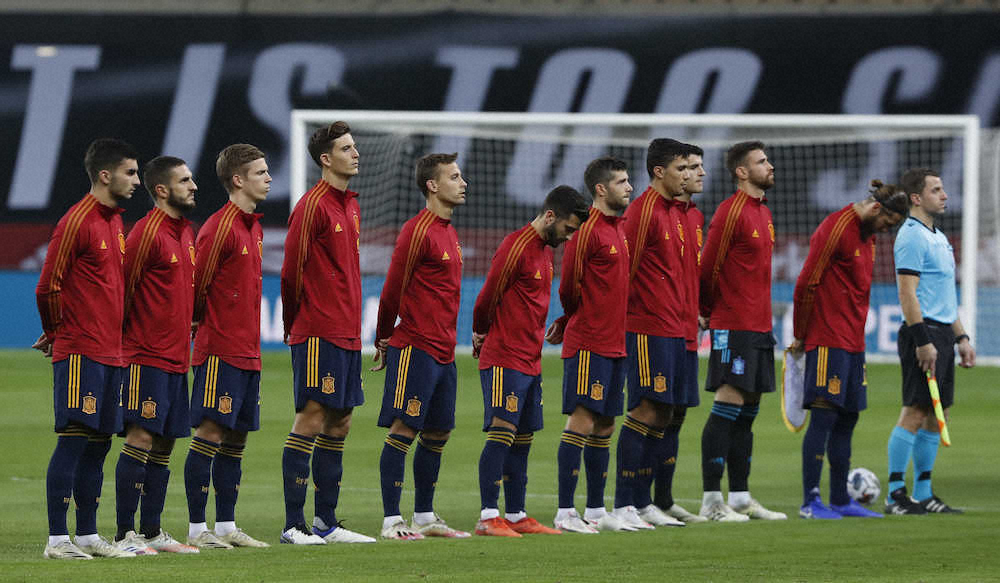 試合前に整列するスペイン代表の選手たち（AP）
