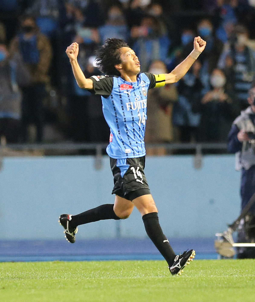 【画像・写真】川崎F・中村憲剛　Vの瞬間はピッチで歓喜　交代時キャプテンマーク受け取り「ちょっと泣きそうに」