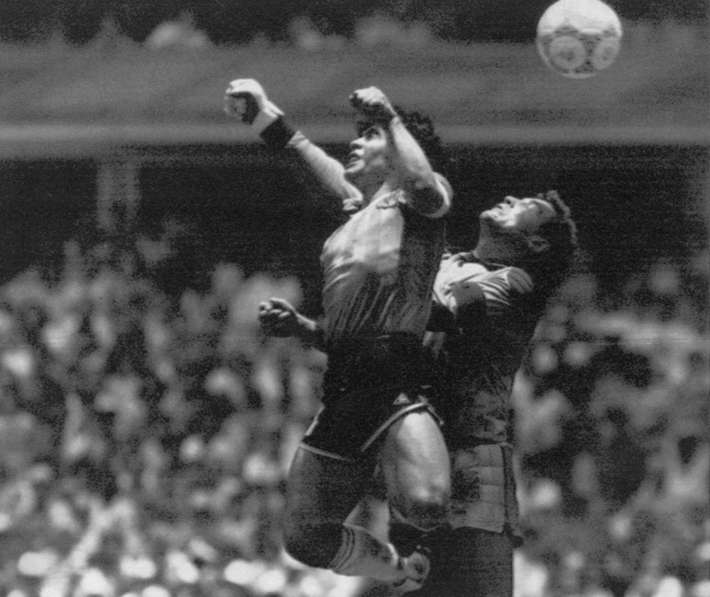 96年メキシコW杯、イングランド戦で“神の手”ゴールを決めたアルゼンチン代表のマラドーナさん（左）（AP）
