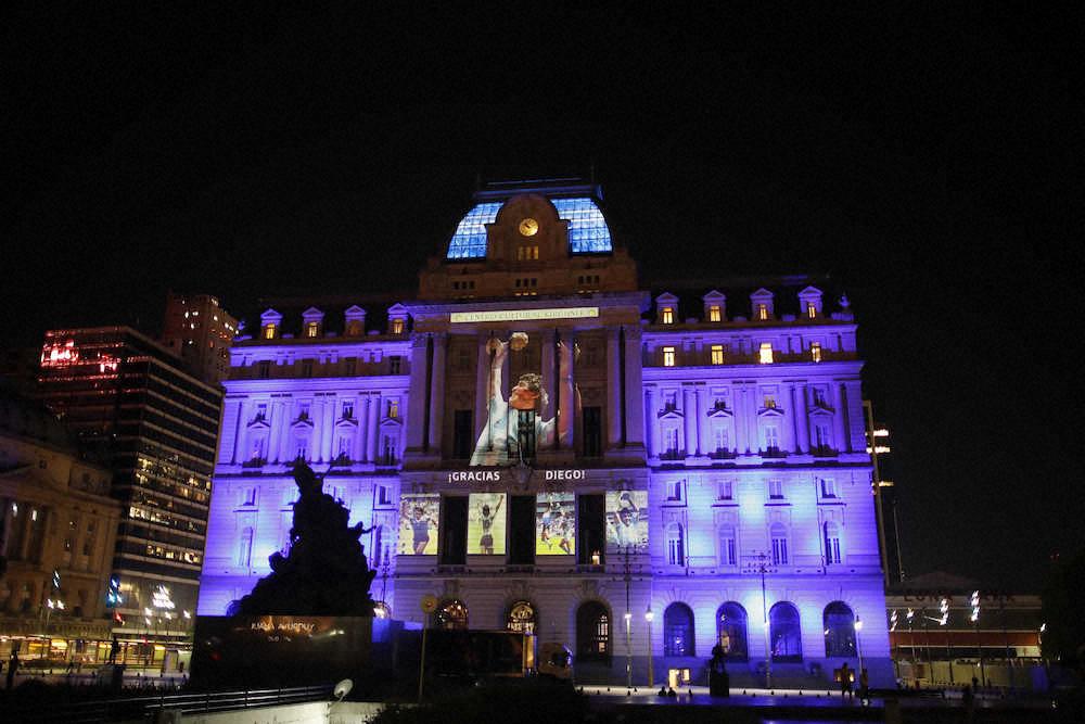 【画像・写真】マラドーナ氏死去　アルゼンチンで一般弔問　棺に投げキッス、ファン殺到で警察が催涙ガス使用も