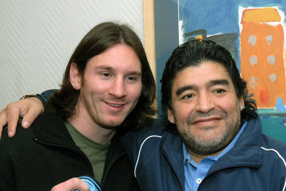 マラドーナ氏（右）と記念撮影するバルセロナのFWメッシ（AP） ― スポニチ Sponichi Annex サッカー