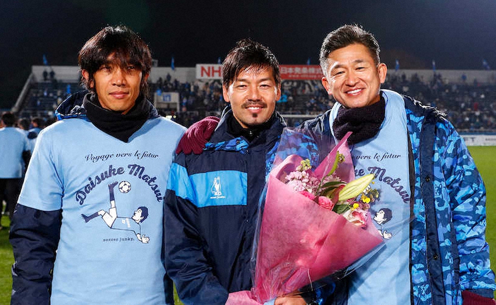 ＜横浜FC・鳥栖＞移籍セレモニーで中村（左）と三浦（右）と笑顔を見せる松井（C）YOKOHAMA　FC