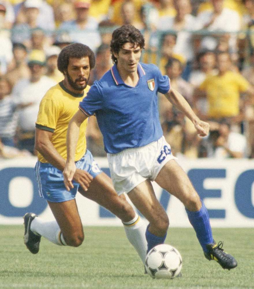 1982年W杯でイタリアの優勝に貢献したロッシ氏（右）