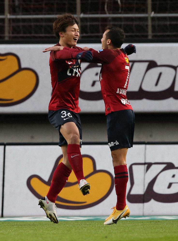＜鹿島・清水＞前半4分、鹿島・上田（左）が先制ゴールを決めファン・アラーノと抱き合う