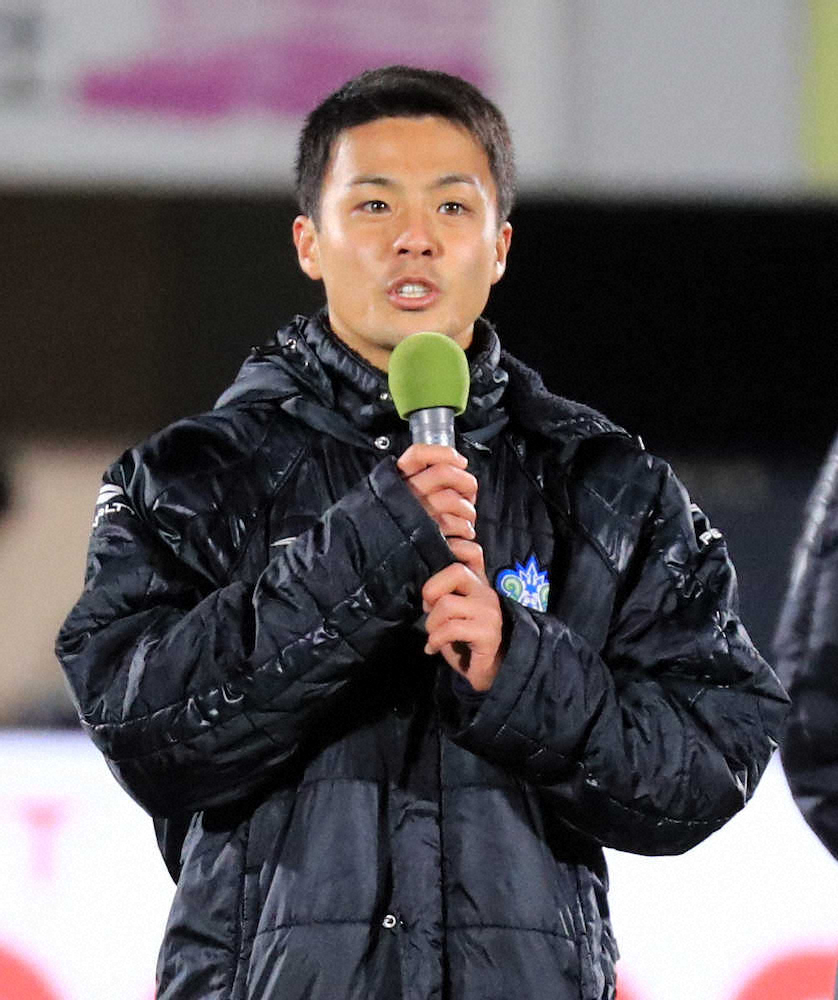 【画像・写真】湘南　ホーム最終戦で逆転負け…欧州移籍の斉藤＆鈴木がサポに感謝のあいさつ