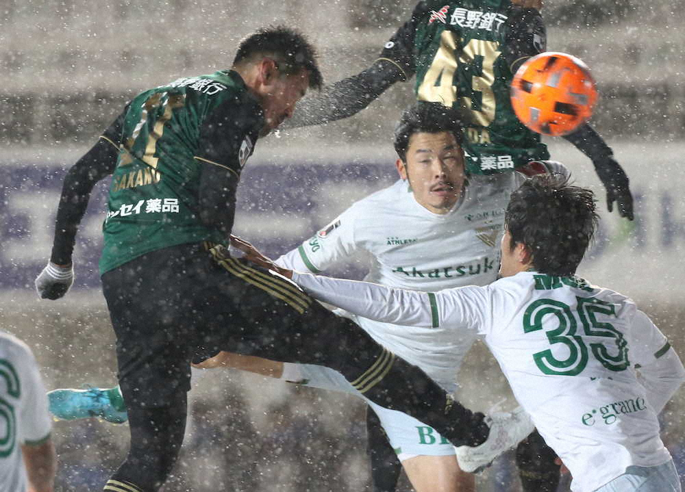 【画像・写真】Jリーグ史上初！氷点下で試合開催　ピッチは雪で真っ白…松本指揮官「雪かきをしてくれたスタッフに感謝」