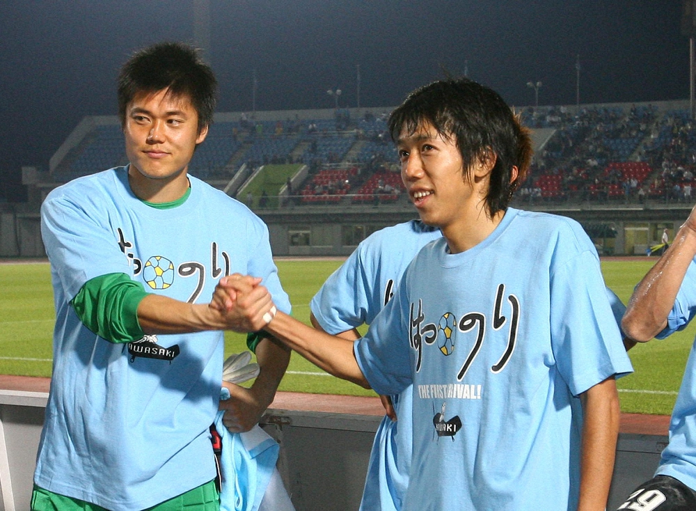 2007年5月、川崎FがACL決勝トーナメント進出を決め、GK川島永嗣（左）とガッチリ握手するMF中村憲剛