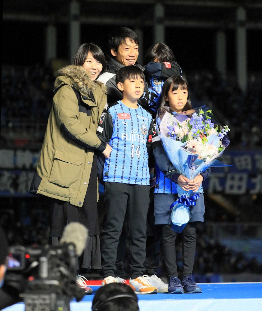 【画像・写真】川崎F・憲剛「フロンターレ最高です！」　引退セレモニーで涙のあいさつ
