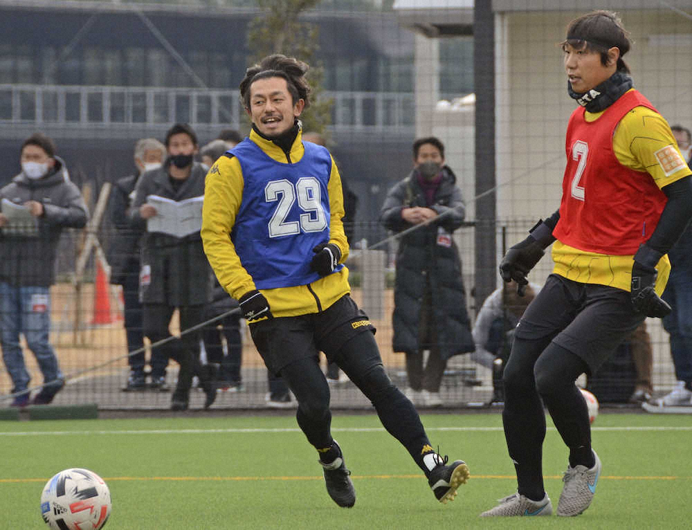 日本プロサッカー選手会が開催したトライアウトで、アピールする工藤（左）