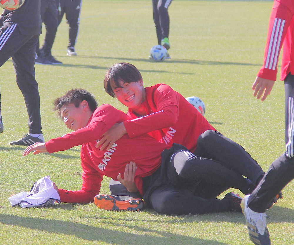 練習後、鳥栖・松岡（左）に抱きつく東京Vユース・佐古