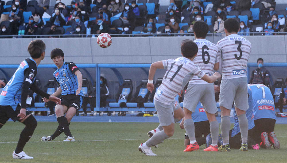 ＜川崎F・秋田＞後半、FKでゴールを決める川崎F・田中（左から2人目）（撮影・西海健太郎）