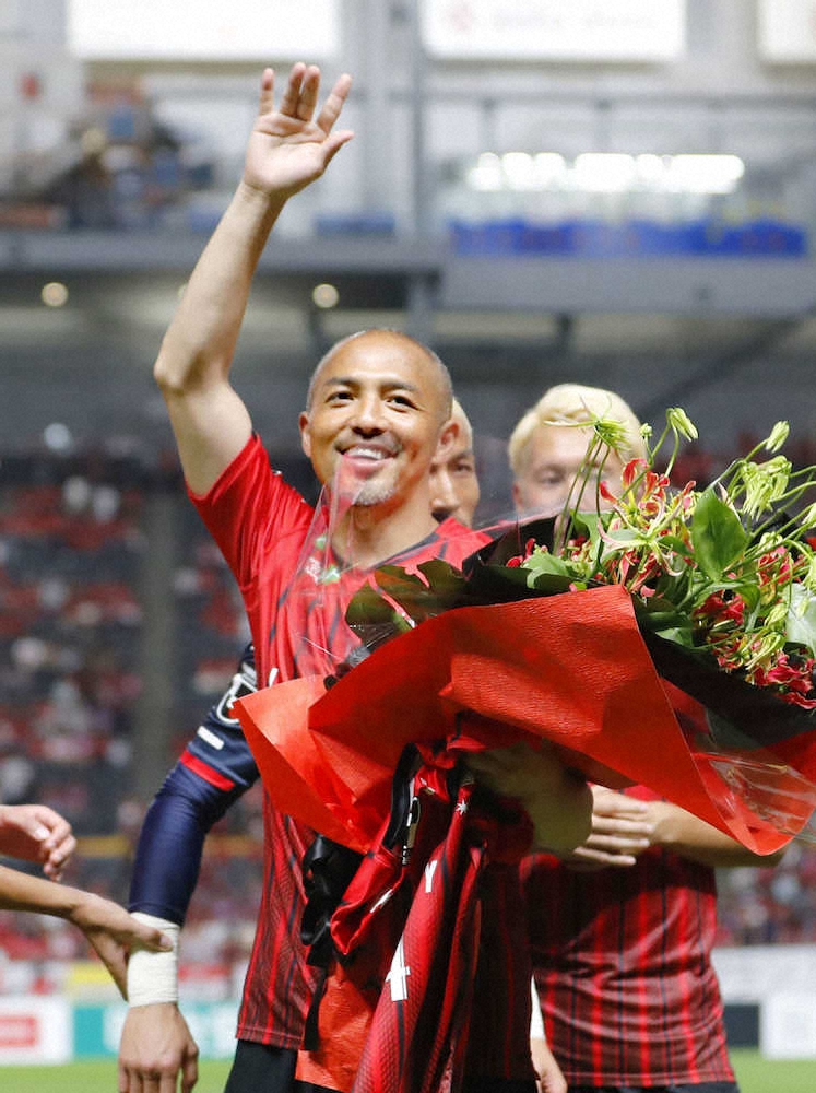 19年8月、J2琉球への移籍前最終戦となった浦和戦を終え、花束を手に笑顔で手を振る小野
