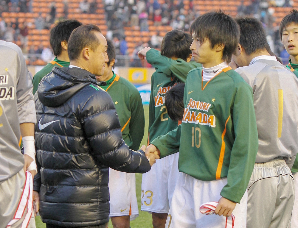 10年前の決勝で準優勝に終わった黒田監督（左）と柴崎