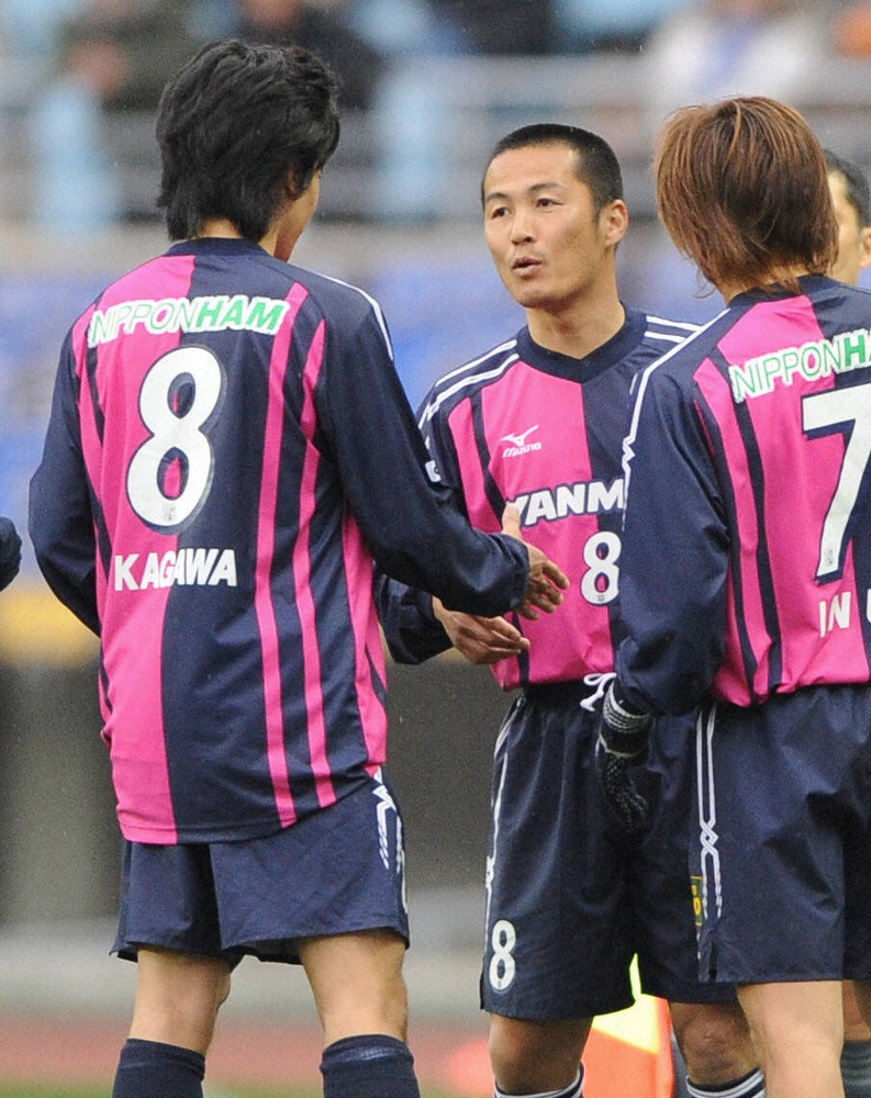 2009年2月のＧ大阪との引退試合、森島（中）はＣ大阪・香川真司（左）との８番同士の交代時、握手する