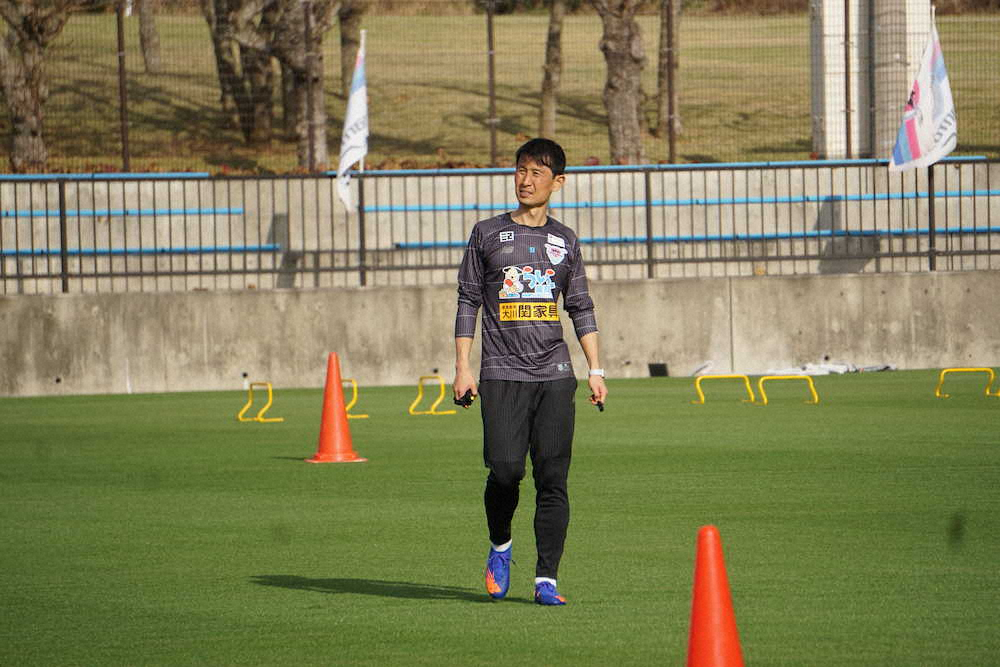 【画像・写真】鳥栖・金明輝監督、今季目標は「勝ち点50以上で1ケタ順位」　沖縄でキャンプイン