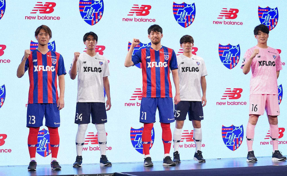 新体制発表会でガッツポーズを見せる（左から）FC東京の渡辺凌磨、大森、青木、蓮川、阿部