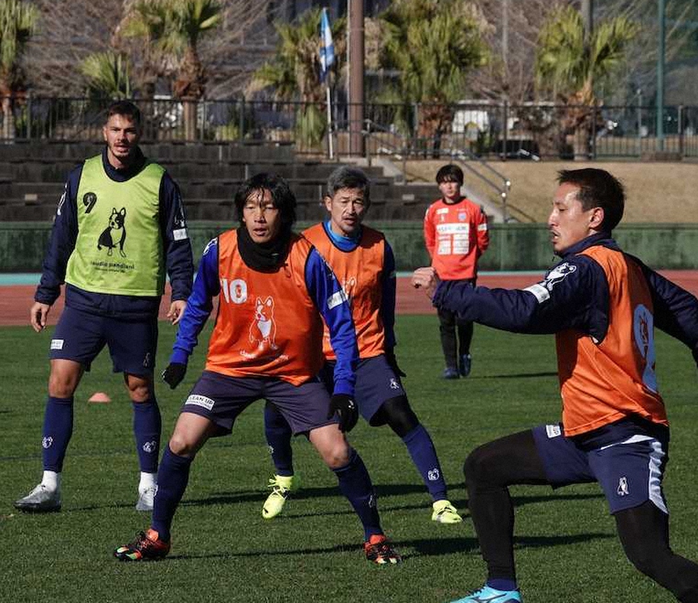 宮崎キャンプで練習に励む横浜FCの（左から）クレーベ、中村、カズら（横浜FC提供）