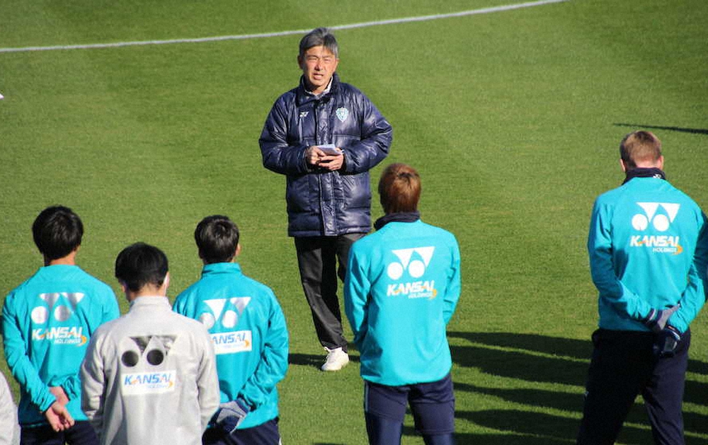 宮崎キャンプ初日を迎え、選手に話をする福岡の長谷部監督