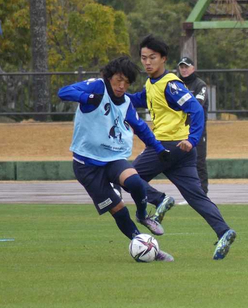 主力組でプレーする横浜FCの中村（左）