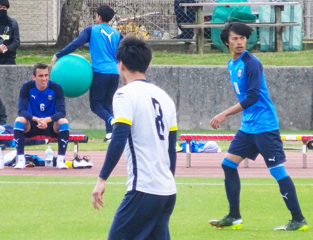 J2北九州と練習試合を行った川崎Fの三笘。左端はシミッチ