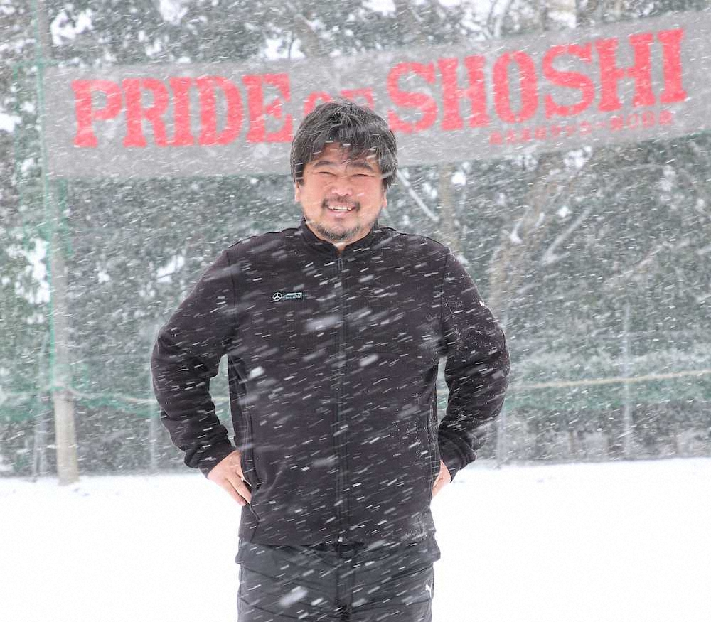 雪の中で笑顔を見せる仲村監督