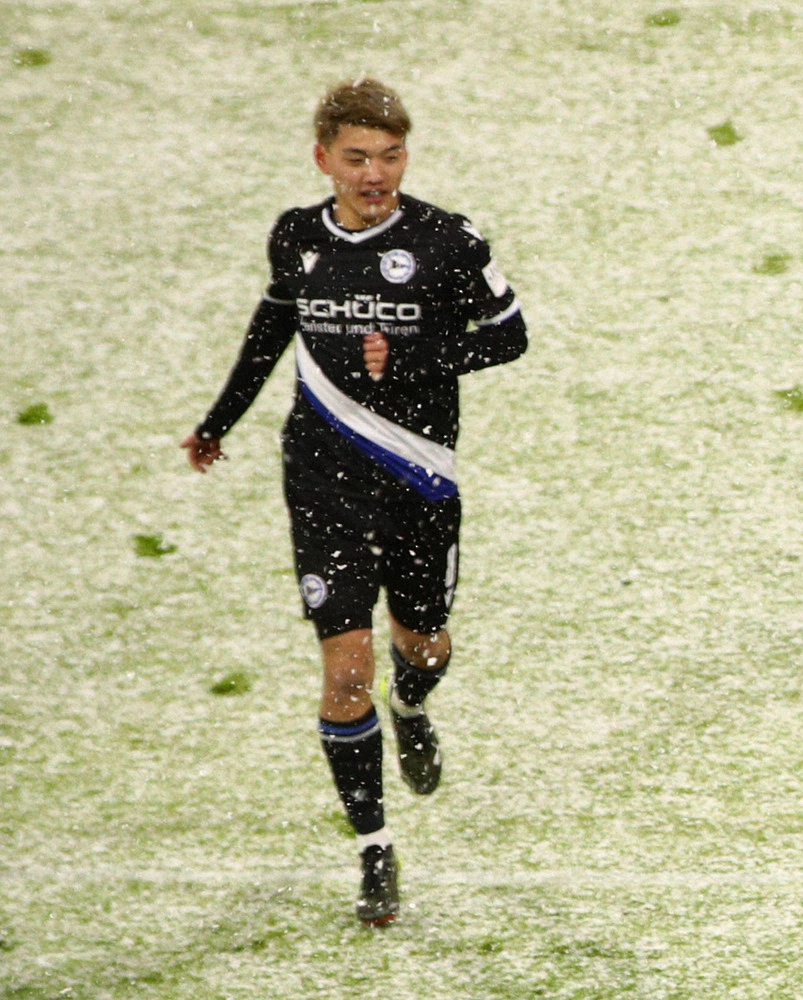 【画像・写真】ビーレフェルトのMF堂安。Bミュンヘン戦は雪上ピッチでの戦いとなった（AP）
